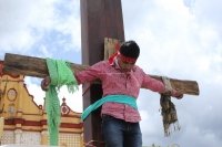 Integrantes de la ANUEE se crucificaron en la Plaza de La Paz