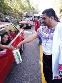 Continúa retenido el presidente de Huixtán.- Lo hacen pedir dinero en la carretera vestido de mujer 
