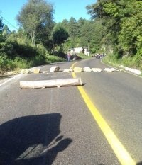 En Oxchuc continúan los bloqueos carreteros por incumplimiento de obra