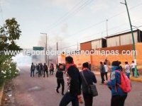 Policías desalojan el Libramiento Norte Normalistas de la Mactumatzá realizan actos vandálicos