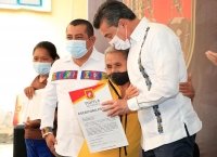 Tras 40 años de espera, Rutilio Escandón entrega escrituras públicas a 275 familias chiapanecas