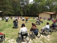 Promueven la inclusión en San Cristóbal con donación de sillas “activas”