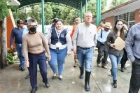 En San Cristóbal de Las Casas.- Mariano Díaz y Victoria Ruiz Olvera supervisan trabajos de limpieza en lugares afectados por las lluvias