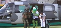 Mascota de equipo de béisbol viaja en helicóptero de la Marina y desata polémica