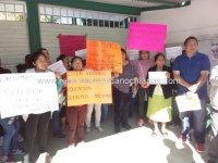 Padres de familia del Kinder Ma. Adelina Flores exigen les den maestros de base