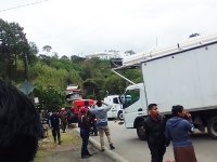 El colmo.- Indígenas de Oxchuc instalan bloqueo-boteo, piden no más bloqueos carreteros