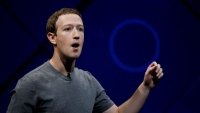 Zuckerberg, aislado por caso de mal uso de datos de Facebook Grandes compañías tecnológicas han señalado a la red social por mermar la confianza de los usuarios debido al escándalo relacionado con Cambridge Analytica.