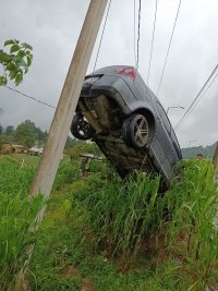 Por exceso de velocidad, vehículo queda colgado en un cable de luz en Chamula 