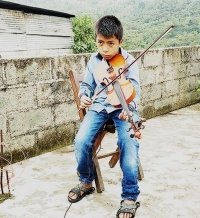 Niño indígena de Mitontic experto en tocar le violín busca una oportunidad para seguir sus sueños