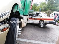 Fuerte accidente en la carretera Tuxtla-San Cristóbal, tráiler embiste carros de pasajeros