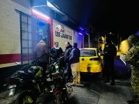 En cateo a bar en San Cristóbal.- Policía Municipal detiene a personas por consumo de estupefacientes en SCLC