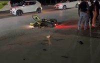 Vehículo fantasma arrolla a motociclista, se debate entre la vida y la muerte 