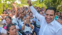 Mujeres de la zona selva de Chiapas reciben al senador Eduardo Ramírez