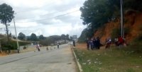 Campesinos de Amatenango realizaron bloqueo carretero para pedir cooperación para dos enfermos