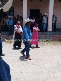 Habitantes de Huixtán visten de mujer a su Alcalde y Síndico por incumplir entrega de recursos