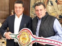 Presentan a Rutilio el cinturón chiapaneco para pelea “Canelo” Álvarez vs Golovkin
