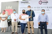 Rutilio Escandón da certeza jurídica a 50 familias del fraccionamiento “La Laguna” de Catazajá