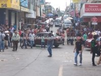 Ambulantes y fiscales se enfrentan en el centro de Tuxtla
