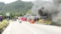 Maestros de la CNTE queman unidades y bloquean en la zona Altos