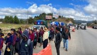 Exigen retorno y pago de daños.- Desplazado del sector Santa Marta marchan de San Cristóbal a Tuxtla Gutiérrez 