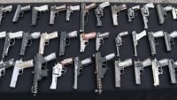 Por colaborar con cárteles, México demanda a tiendas de armas estadounidenses