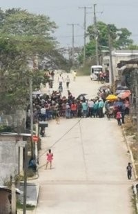 Retienen a 5 policías municipales en Altamirano: pobladores exigen despensas