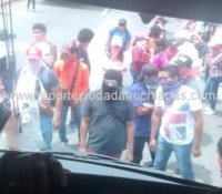 Normalistas retienen autobús de pasajeros en Huehuetán