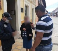 Policía municipal de SCLC regresa a mujer 72 mil pesos que se le cayeron afuera del banco
