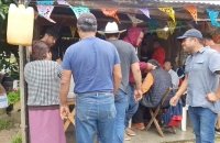 Pobladores de Teopisca apoyan con alimentos a operadores de camiones que se quedaron en bloqueo 