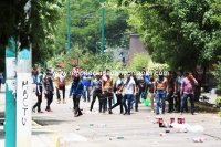 Un policía herido, el saldo de segundo día de enfrentamientos entre normalistas y policías en Tuxtla