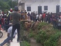 Presunto ladrón de motos es arrojado a las aguas negras en San Cristóbal 