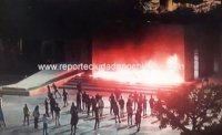Normalistas vuelven a protestar; queman entrada principal del palacio estatal