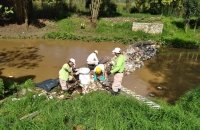 Retira Ayuntamiento de San Cristóbal desechos sólidos en el arroyo del SEDEM. 