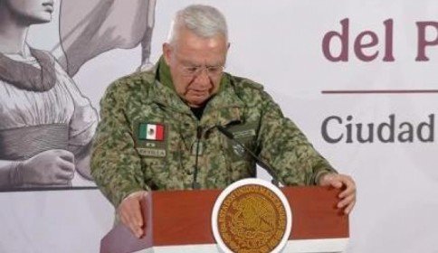 Con voz entrecortada, secretario de Defensa da el pésame a familiares de militares muertos en operativo contra “El Mencho”