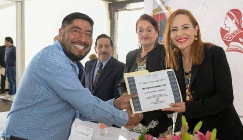 Reconocen a docentes de San Cristóbal por 30 años de servicio en emotivo homenaje magisterial