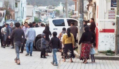 Camioneta se impacta contra fachada de establecimiento comercial en Zinacantán