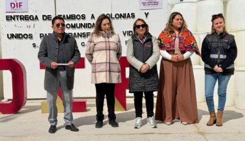 DIF Municipal entrega 430 recipientes captadores de agua a familias de San Cristóbal de Las Casas