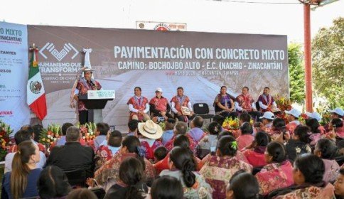 Eduardo Ramírez lleva infraestructura vial y educativa a comunidades de Zinacantán