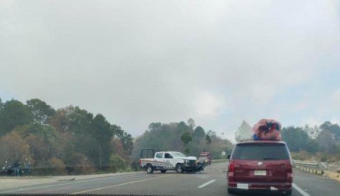Accidente carretero entre una patrulla de Zinacantán y vehículo particular