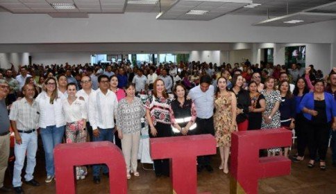 Ayuntamiento y DIF de San Cristóbal reconocen la vocación y compromiso del magisterio en el Marco del Día del Maestro