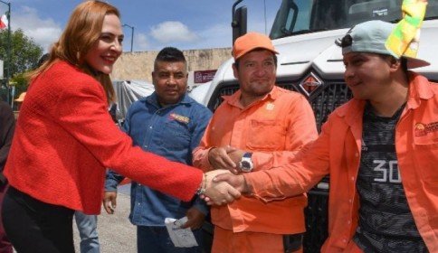 Entrega Fabiola Ricci nuevos camiones de recolección de basura y uniformes a trabajadores de Limpia Municipal