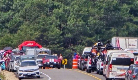 Maestros del CCL realizan boteo en el kilómetro 46 del tramo San Cristóbal-Tuxtla