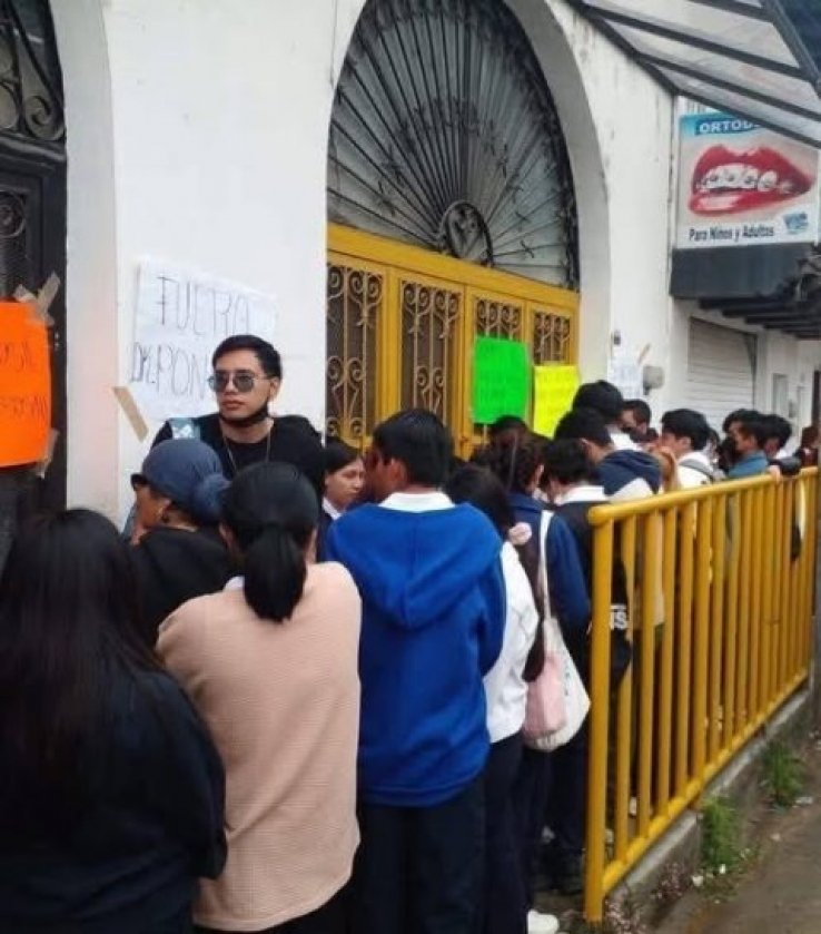 Egresados de Medicina de la Universidad para el Bienestar Benito Ju&aacute;rez toman instalaciones por retrasos en titulaci&oacute;n