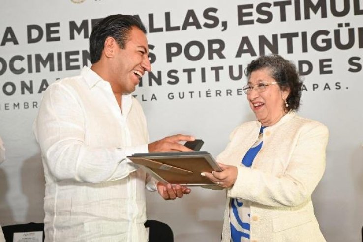 Entrega Eduardo Ram&iacute;rez medallas, est&iacute;mulos y reconocimientos por antig&uuml;edad al personal del Instituto de Salud