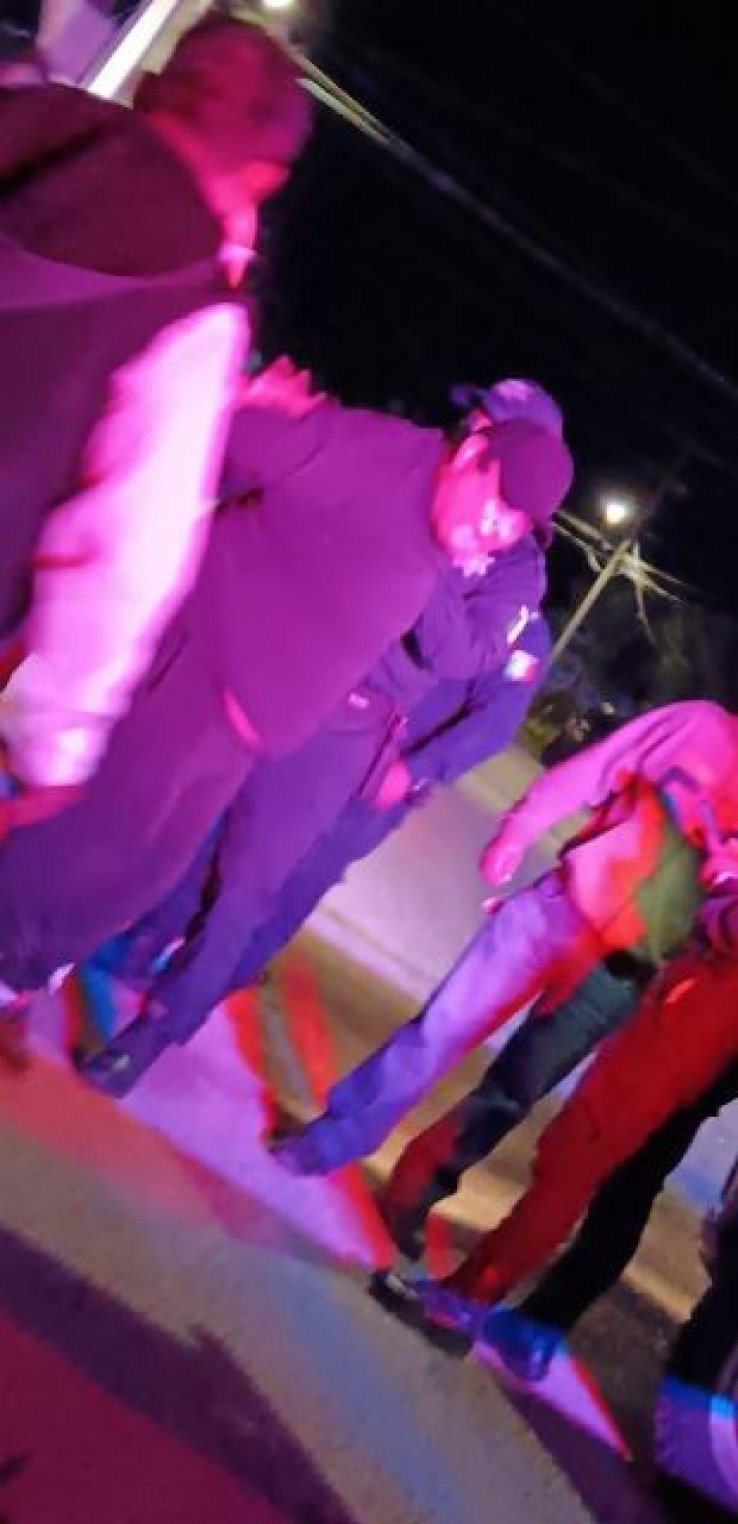 Vecinos detienen a sujeto que amenazaba con arma de juguete a transe&uacute;ntes