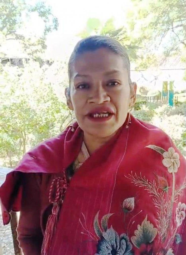 Hombres y mujeres, se distinguen con sus trajes regionales de Zinacant&aacute;n, &uacute;nico en Chiapas