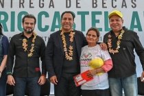 En Tuxtla Guti&eacute;rrez, Eduardo Ram&iacute;rez entrega becas Rosario Castellanos para la alfabetizaci&oacute;n