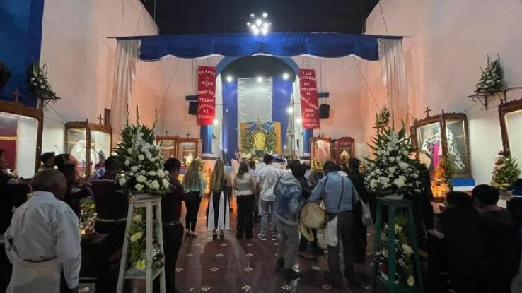 Feligreses recorrieron las calles de Chenalh&oacute; por las fiesta patronal