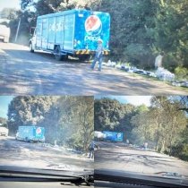 Habitantes de Chamula resguardan mercanc&iacute;a tras accidente de cami&oacute;n de Pepsi