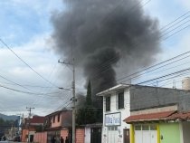 Fuerte incendio de casa habitaci&oacute;n en la zona norte-poniente, en San Crist&oacute;bal